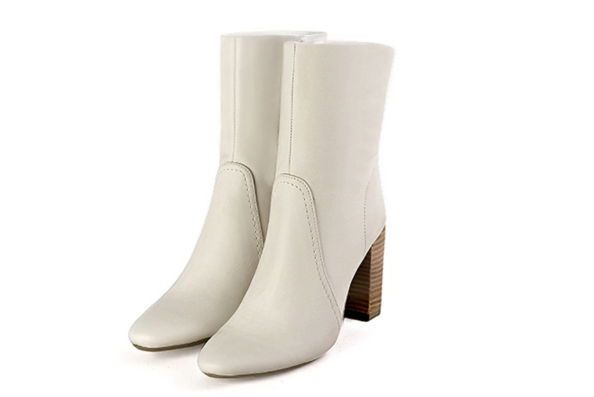 Women's off white elegant ankle boots, with an inside zip. Round toe. High block heels - Front view